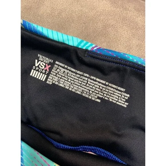 Victoria's Secret Sport Knockout Capri Leggings Women's Size XS Geometric Yoga - Picture 7 of 7